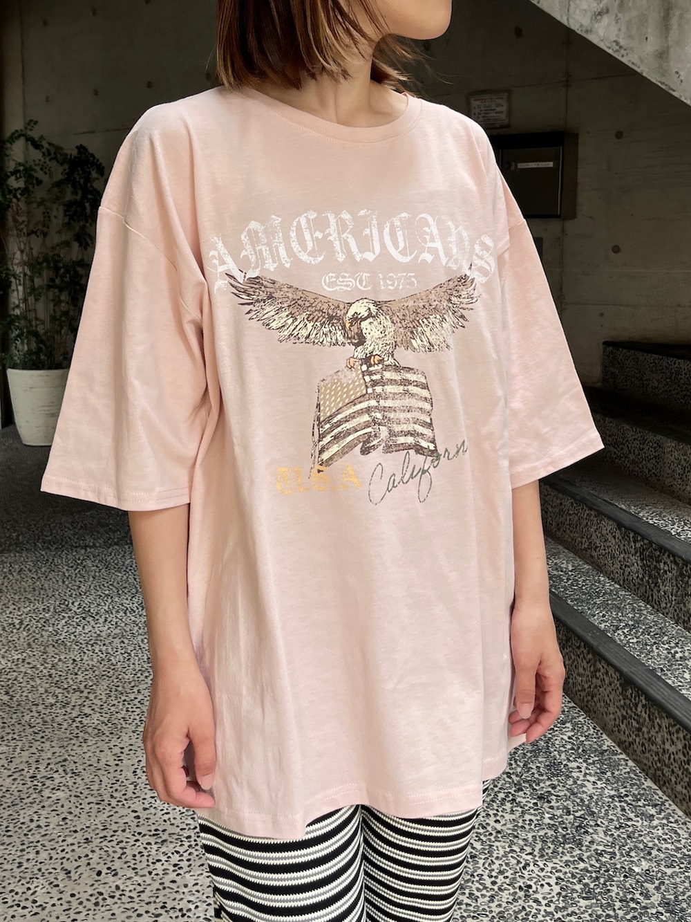 「プチプラ、夏コーデ、夏だ！Tシャツ着よう！、サンダル、淡色コーデ、トートバッグ、スニーカー、シンプルスタイル、休日コーデ、ラフ、ボーダー、リラックススタイル、リラックスパンツ、ピンクコーデ、カジュアル」｜「anap mimpiのイーグルプリント コットン ビッグTシャツ（Tシャツ/カットソー、ピンク系）」を使った、Nakamuraさん（レディース・157cm）の夏コーディネートの3枚目の写真