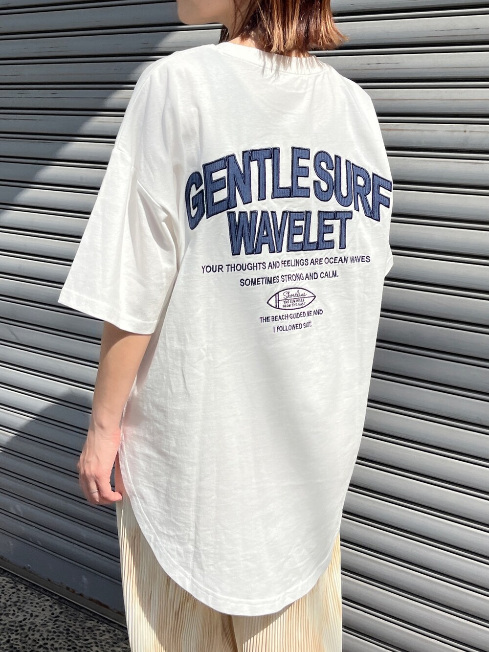 ホワイト系のTシャツ/カットソー、ベージュ系のパンツを着用したレディースの春コーディネートの4枚目の写真