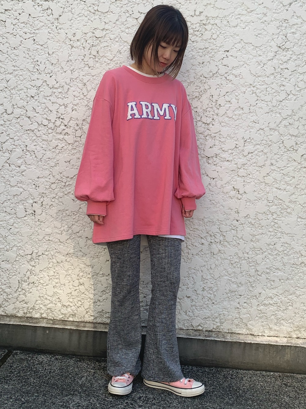 ピンク系のスウェット、ピンク系のスニーカーを着用したレディースの冬コーディネートの2枚目の写真