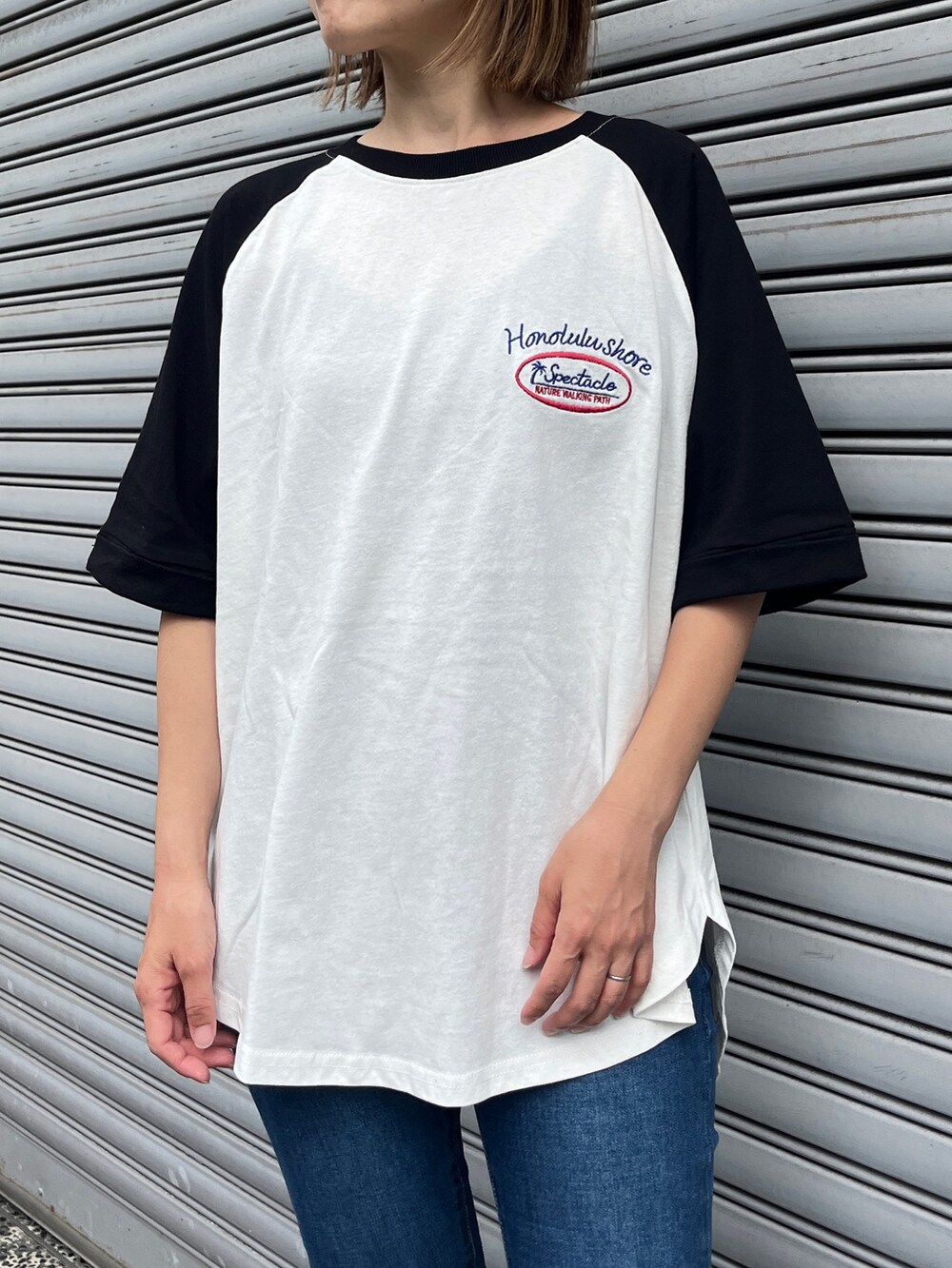 「プチプラ、夏コーデ、さらっと晴れやかスナップ、夏だ！Tシャツ着よう！、トートバッグ、スニーカー、デニム、ロゴT、バックプリント、スキニーデニム、コンバース、オールスター、ラグランTシャツ、大人カジュアル、パンツコーデ」｜「ANAPのハイウエストデニムスキニーパンツ（デニムパンツ、ブルー系）」を使った、Nakamuraさん（レディース・157cm）の夏コーディネートの3枚目の写真