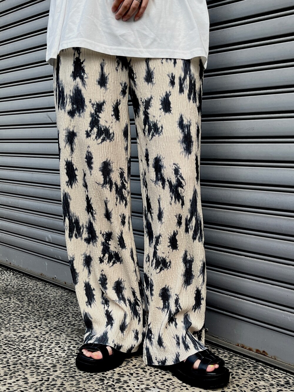 ベージュ系のその他パンツ、ホワイト系のTシャツ/カットソーを着用したレディースの春コーディネートの8枚目の写真