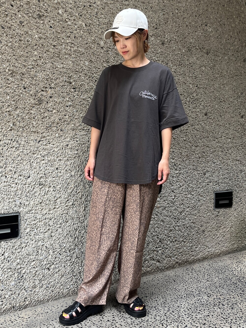 グレー系のTシャツ/カットソー、ブラウン系のその他パンツ、ブラック系のサンダルを着用したレディースの夏コーディネートの2枚目の写真