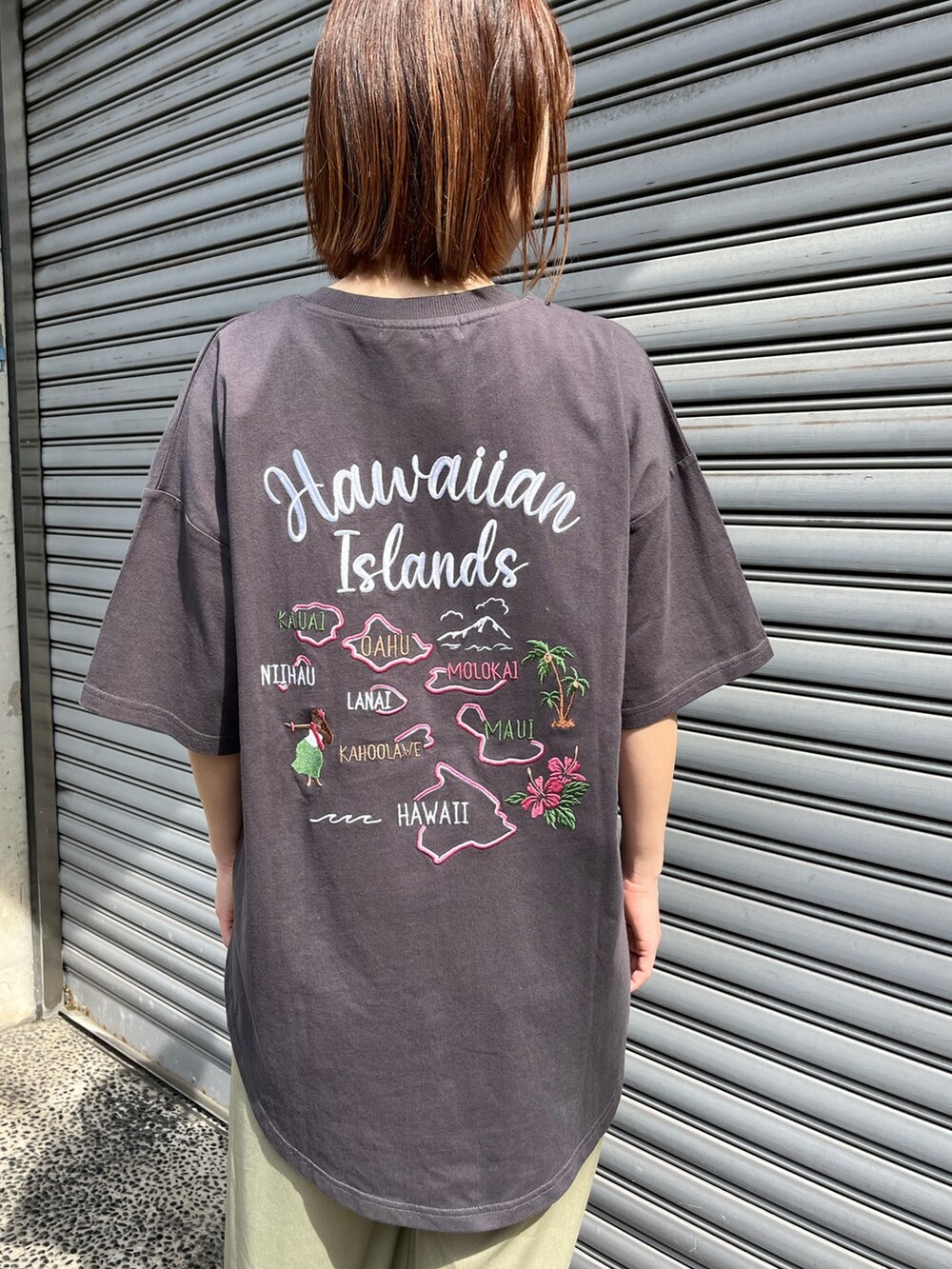 ホワイト系のスニーカー、グリーン系のその他パンツ、グレー系のTシャツ/カットソーを着用したレディースの春コーディネートの6枚目の写真