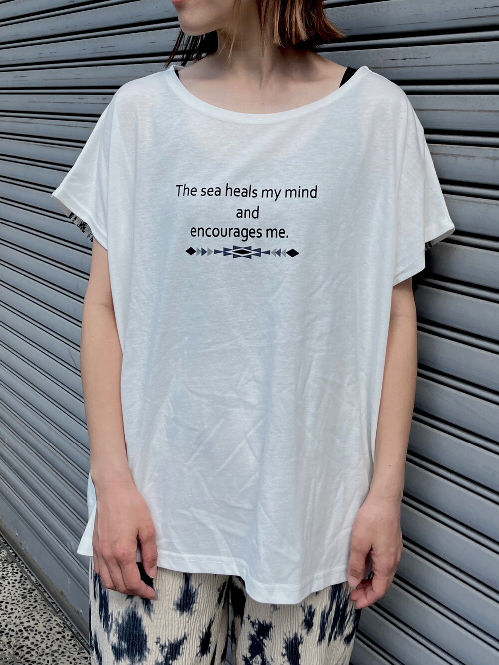 ベージュ系のその他パンツ、ホワイト系のTシャツ/カットソーを着用したレディースの春コーディネートの5枚目の写真
