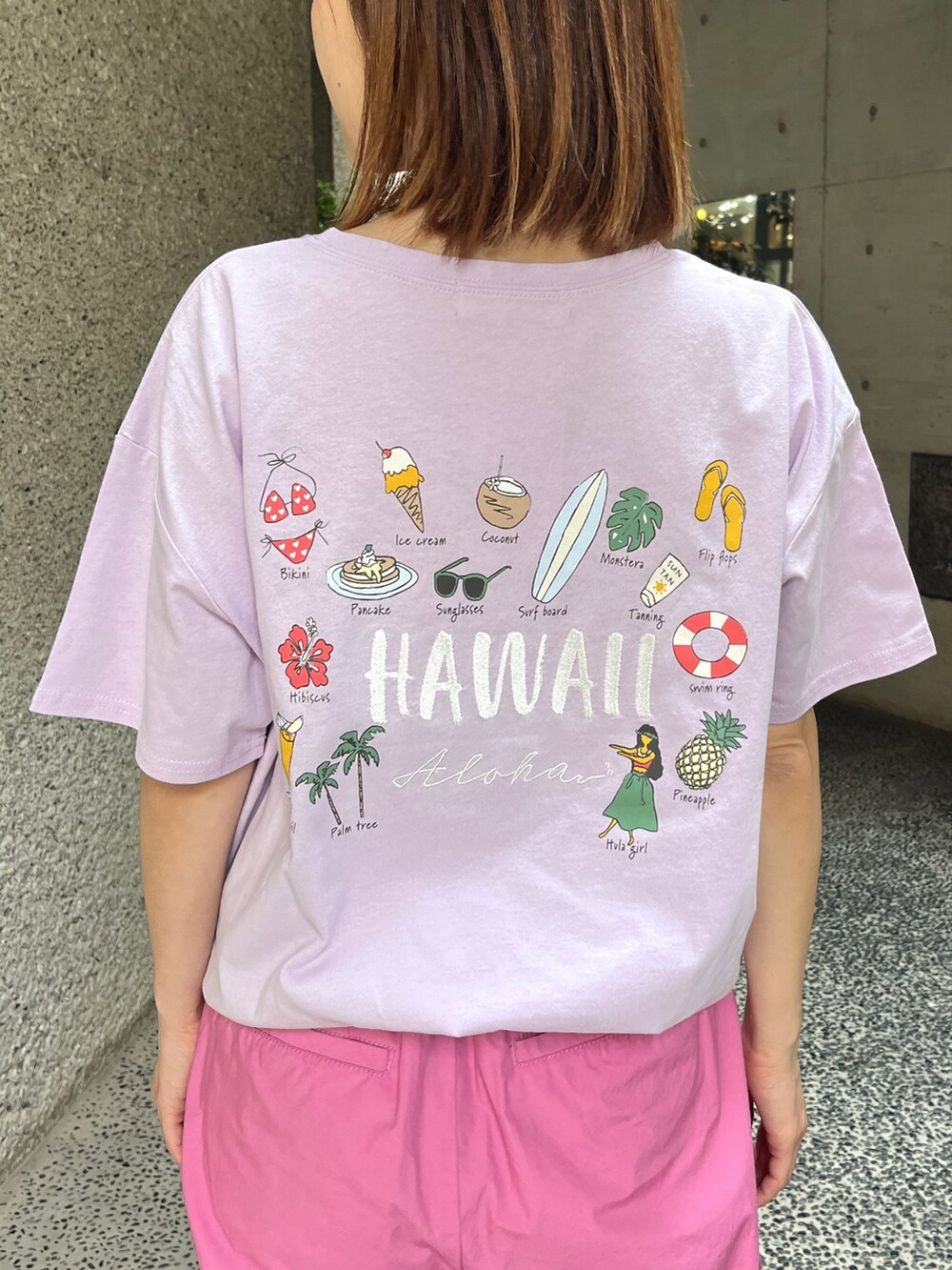 パープル系のTシャツ/カットソー、ピンク系のその他パンツ、ホワイト系のサンダルを着用したレディースの春コーディネートの3枚目の写真