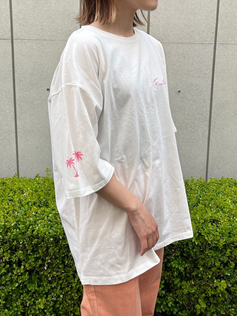ホワイト系のTシャツ/カットソー、オレンジ系のデニムパンツ、ベージュ系のトートバッグを着用したレディースの春コーディネートの4枚目の写真