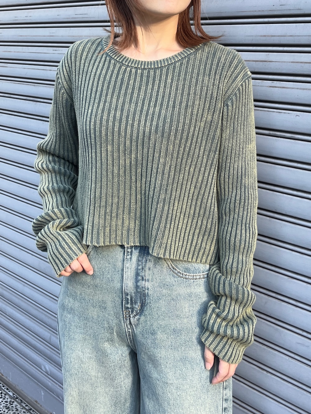 「クリスマスに着たい服、冬コーデ、マイベストコーデ2024、ニット、休日スタイル、オトナカジュアル、バケットハット、スニーカー、デニム、リブニット、レザー、カジュアル、adidas、adidas samba、おでかけコーデ」｜「ANAPのウォッシュ加工ニットトップス（ニット/セーター、グリーン系）」を使った、Nakamuraさん（レディース・157cm）の冬コーディネートの2枚目の写真