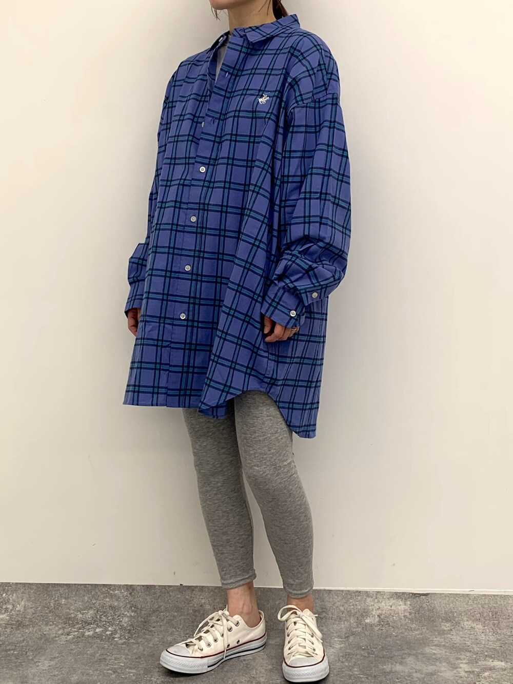 ホワイト系のトートバッグ、ホワイト系のスニーカー、ブルー系のシャツ/ブラウスを着用したレディースの春コーディネートの2枚目の写真