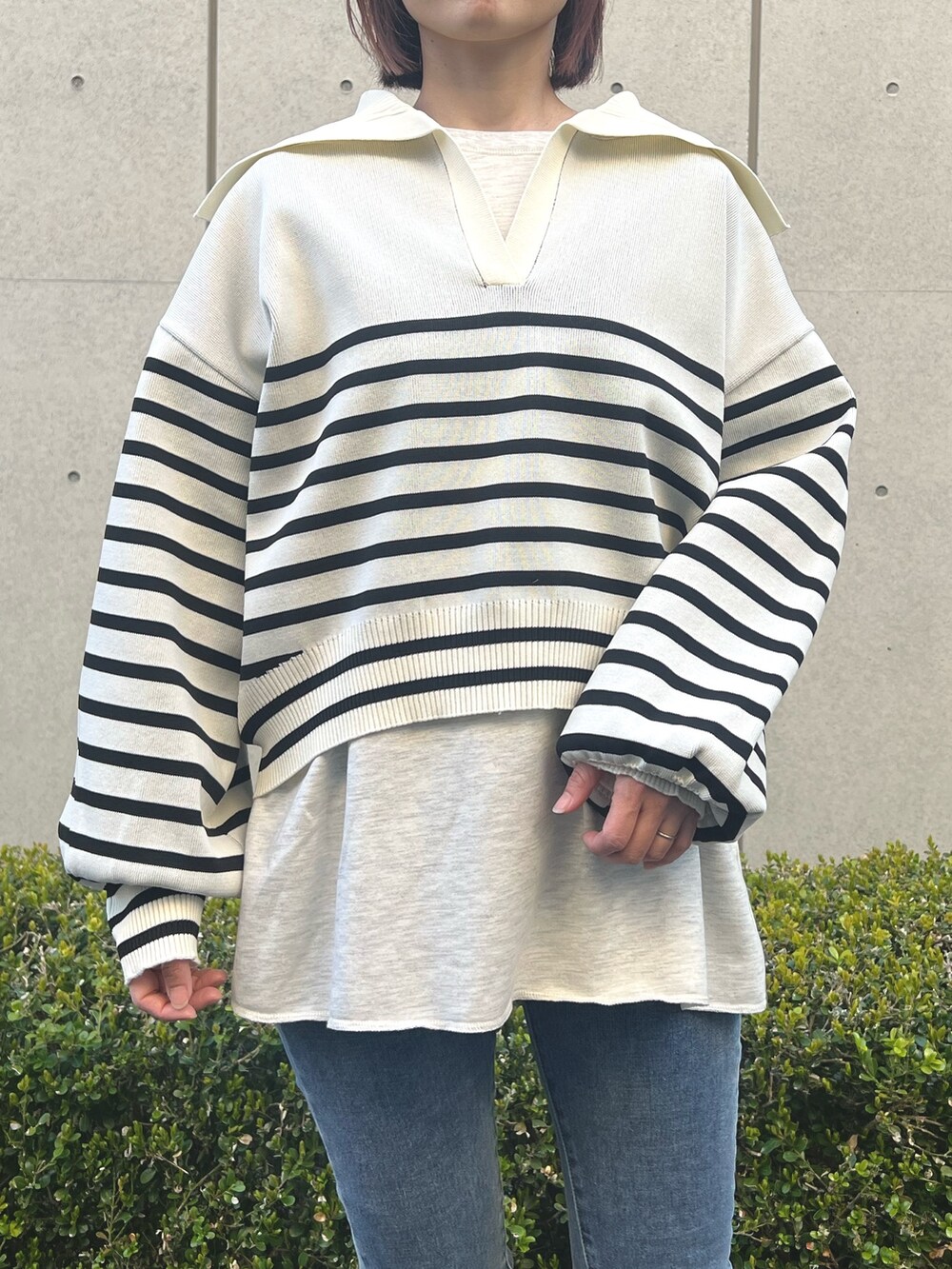 ホワイト系のニット/セーター、ブルー系のデニムパンツを着用したレディースの春コーディネートの3枚目の写真