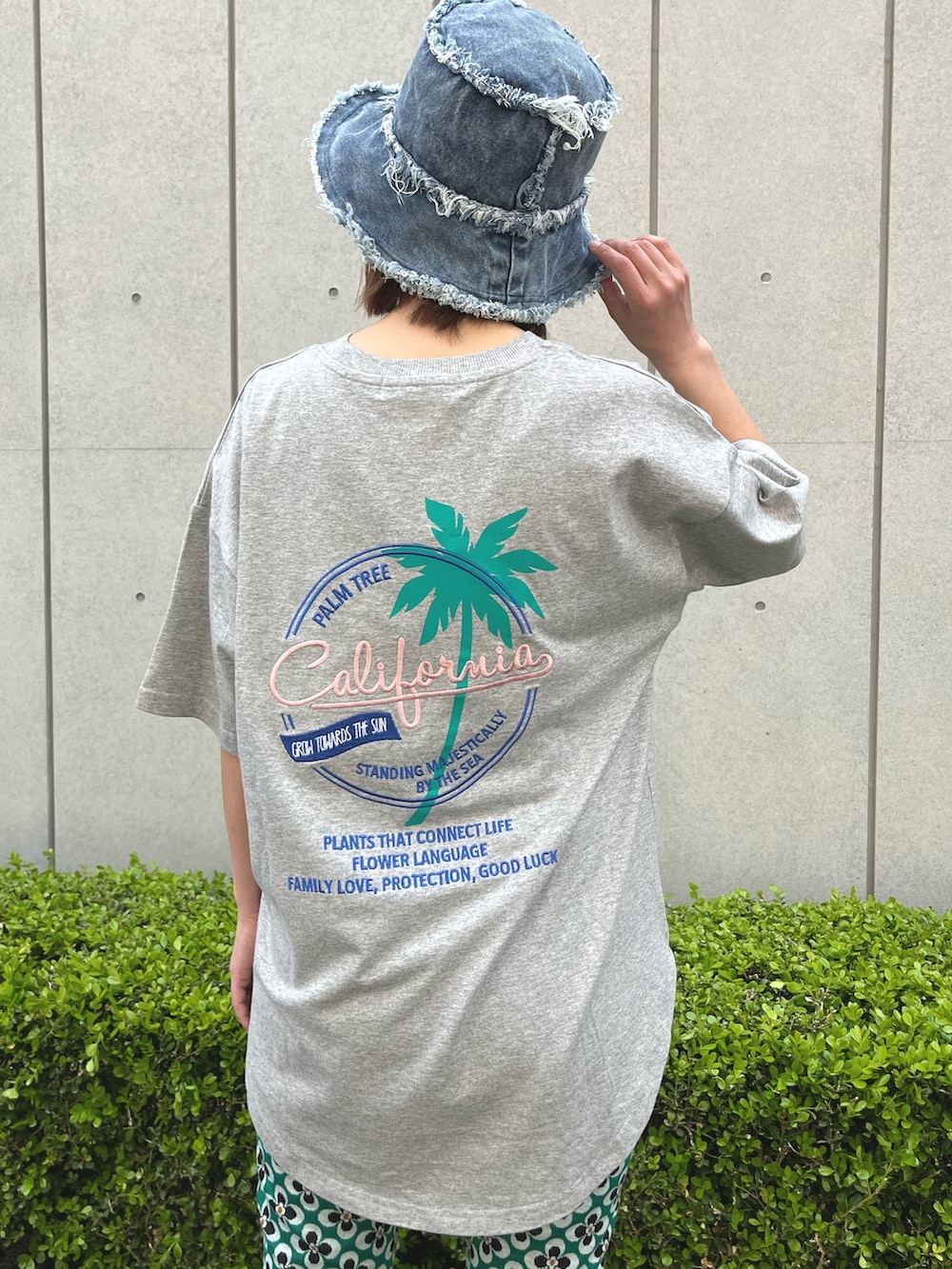 グレー系のTシャツ/カットソー、グリーン系のその他パンツ、ブルー系のハットを着用したレディースの春コーディネートの5枚目の写真