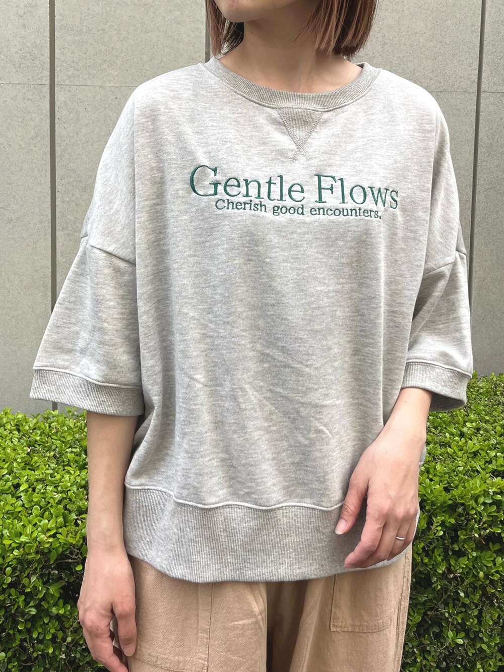 グレー系のTシャツ/カットソー、ベージュ系のその他パンツ、イエロー系のスニーカーを着用したレディースの春コーディネートの2枚目の写真