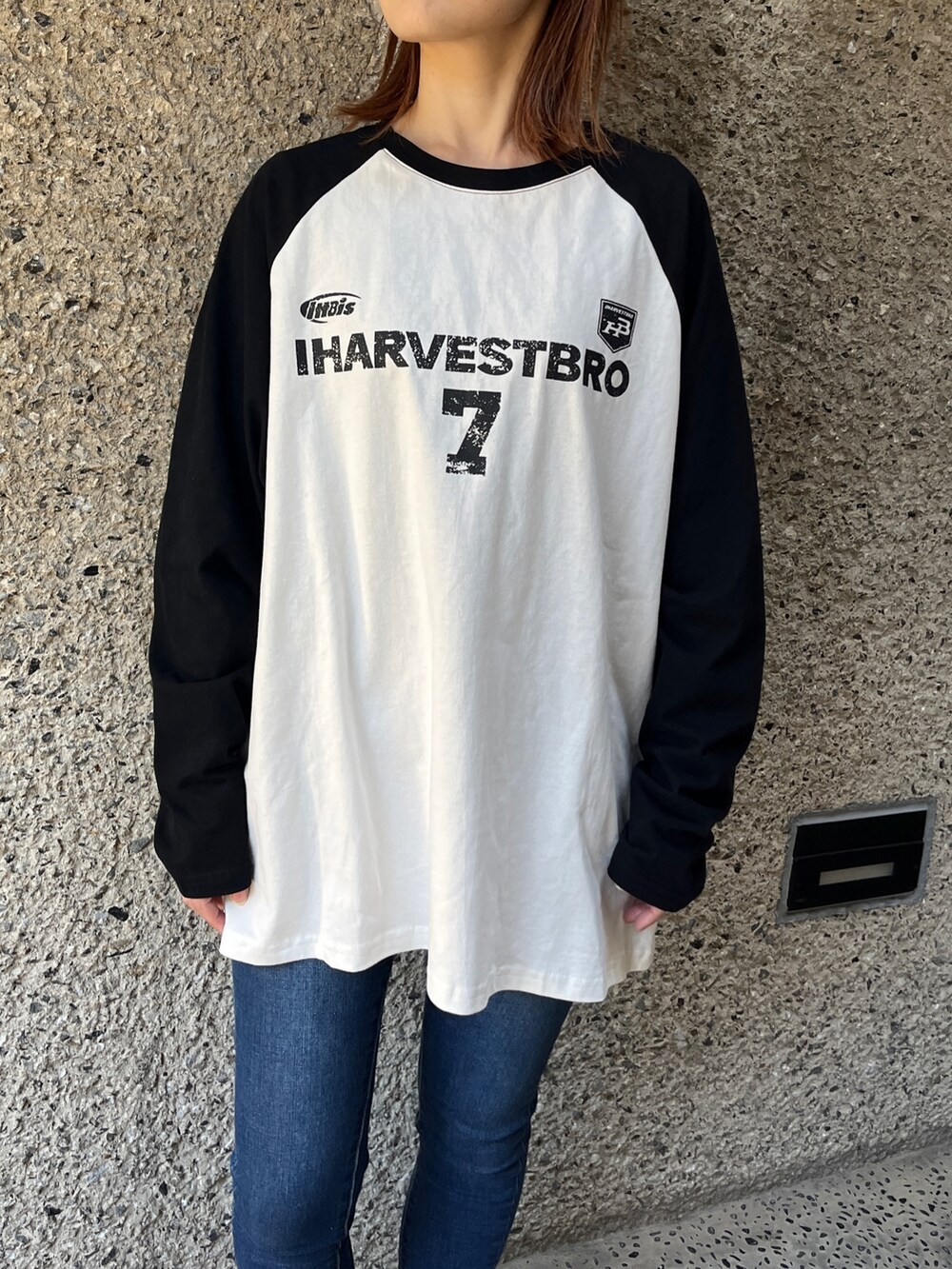 ベージュ系のブルゾン、ブルー系のデニムパンツ、ブラック系のスニーカーを着用したレディースの冬コーディネートの4枚目の写真