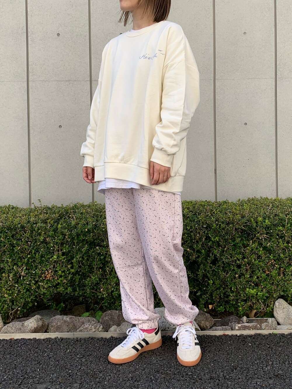 「小花柄、スウェット、スウェットパンツ、スウェットコーデ、淡色コーデ、春色、休日スタイル、スニーカー、adidas spezial、スニーカーコーデ、春カラー、楽チンコーデ、ロゴスウェット、バックプリント、ピンク」｜「anap mimpiのレトロハワイプリント 裏毛 スウェット トレーナー（スウェット、ホワイト系）」を使った、Nakamuraさん（レディース・157cm）の冬コーディネートの2枚目の写真