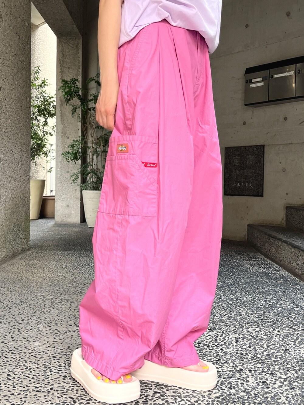 パープル系のTシャツ/カットソー、ピンク系のその他パンツ、ホワイト系のサンダルを着用したレディースの春コーディネートの5枚目の写真