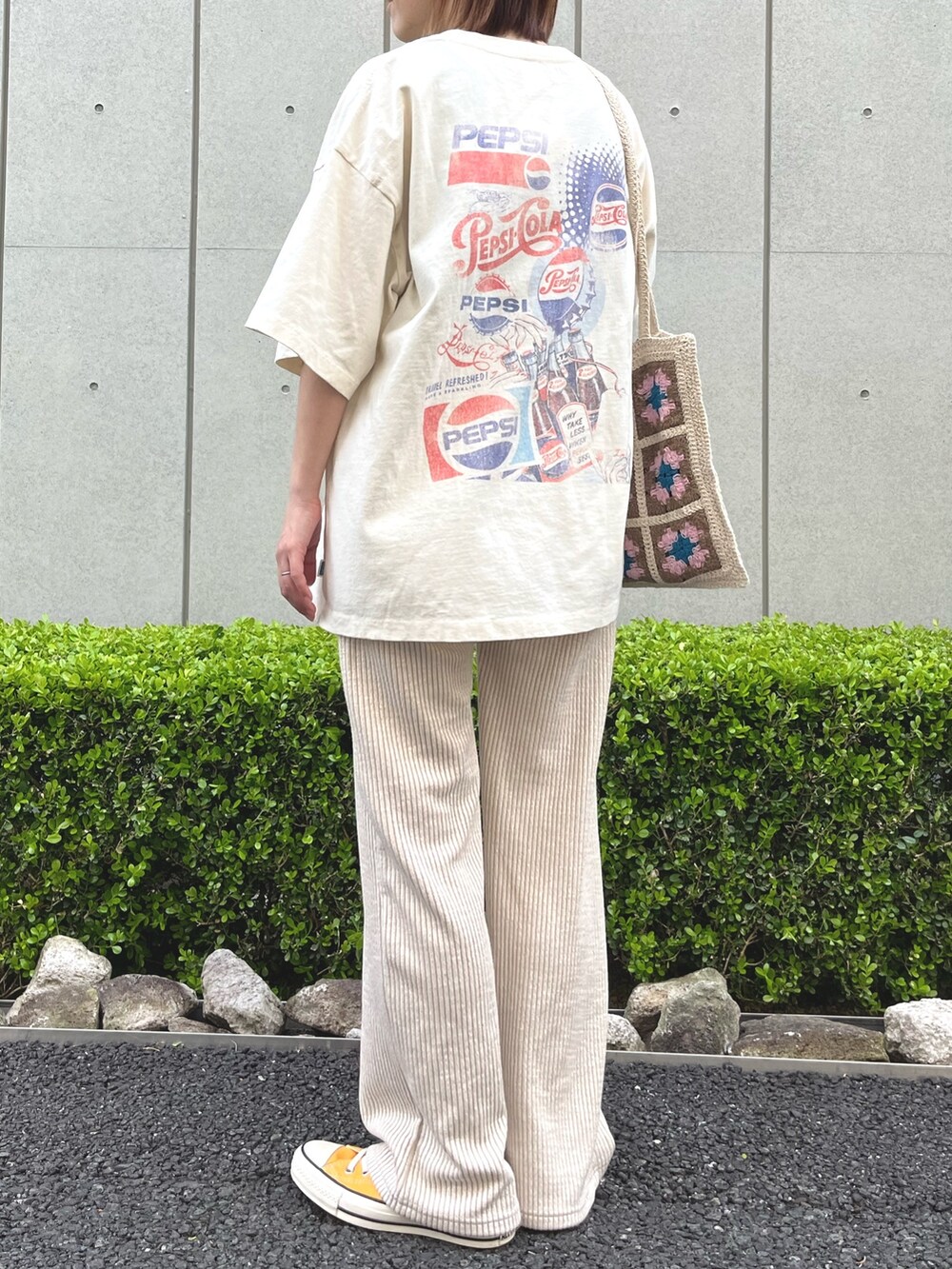 ホワイト系のシャツ/ブラウス、ベージュ系のその他パンツ、イエロー系のスニーカーを着用したレディースの春コーディネートの6枚目の写真