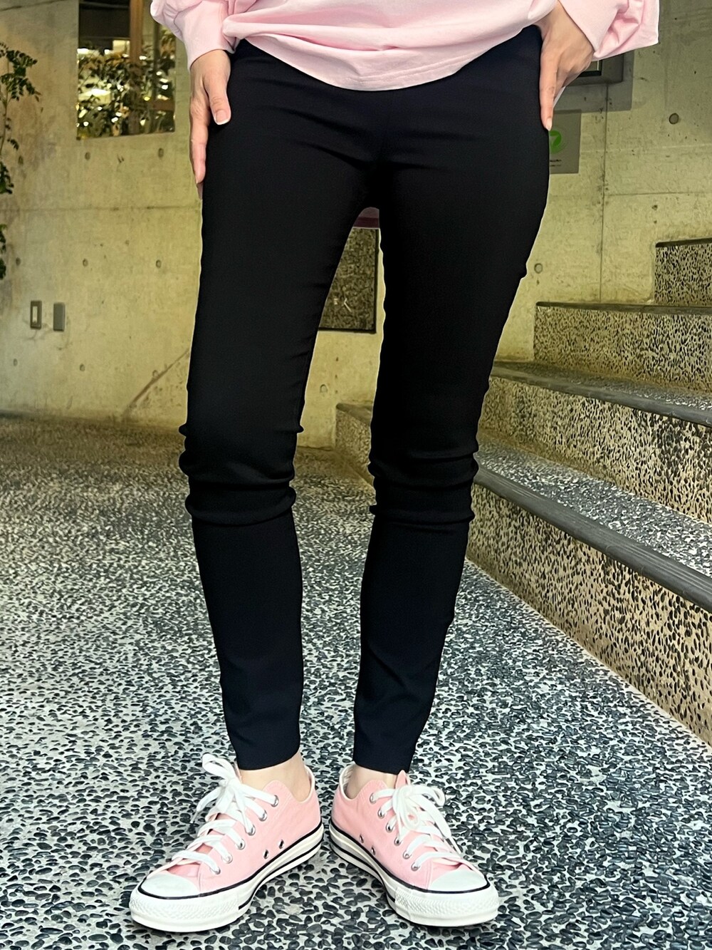 ピンク系のTシャツ/カットソー、ホワイト系のショルダーバッグ、ブラック系のレギンス/スパッツを着用したレディースの春コーディネートの5枚目の写真