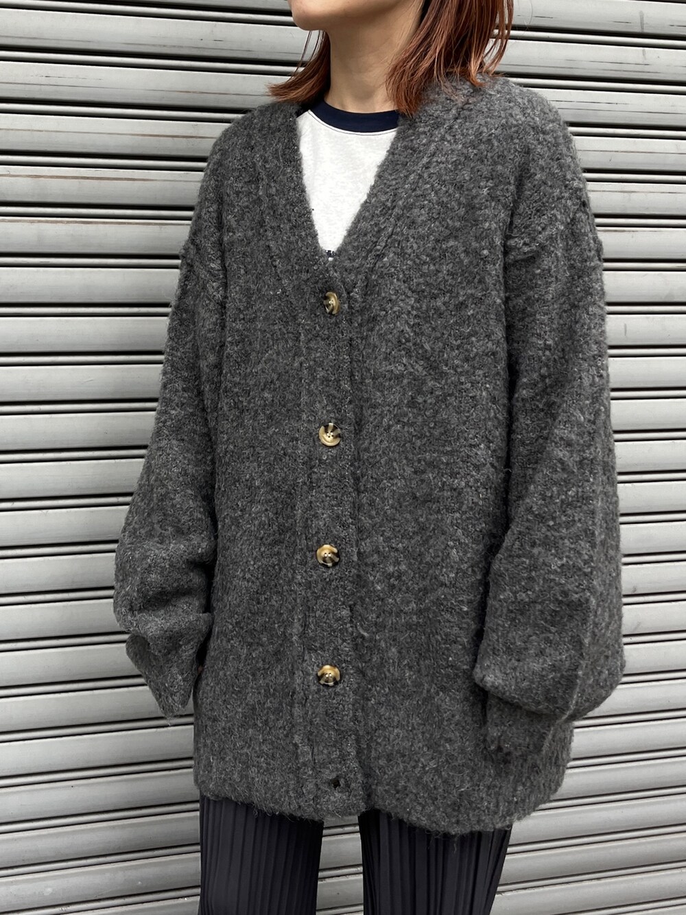 グレー系のカーディガン/ボレロ、ブラック系のその他パンツ、ブラック系のショルダーバッグを着用したレディースの秋コーディネートの2枚目の写真