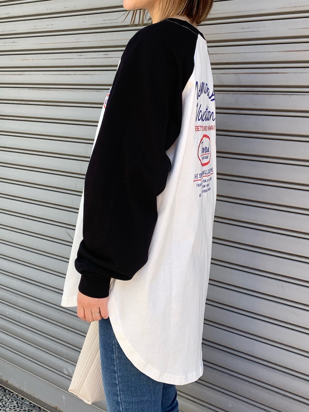 「休日スタイル、カジュアルコーデ、シンプルコーデ、デニム、スニーカー、春コーデ、スキニーデニム、ラグランTシャツ、adidas spezial、プチプラ、大人カジュアル、ママコーデ、mimpi、刺繍トップス、楽チンコーデ」｜「anap mimpiのメッセージ刺繍 ラグラン 配色 長袖 ロンT（Tシャツ/カットソー、ホワイト系）」を使った、Nakamuraさん（レディース・157cm）の春コーディネートの6枚目の写真