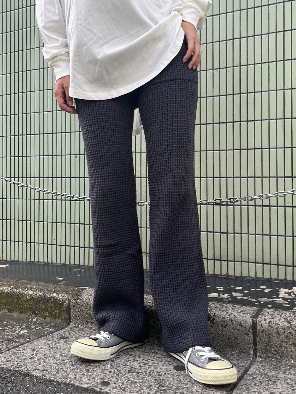 ホワイト系のTシャツ/カットソー、グレー系のその他パンツ、ホワイト系のショルダーバッグを着用したレディースの秋コーディネートの5枚目の写真