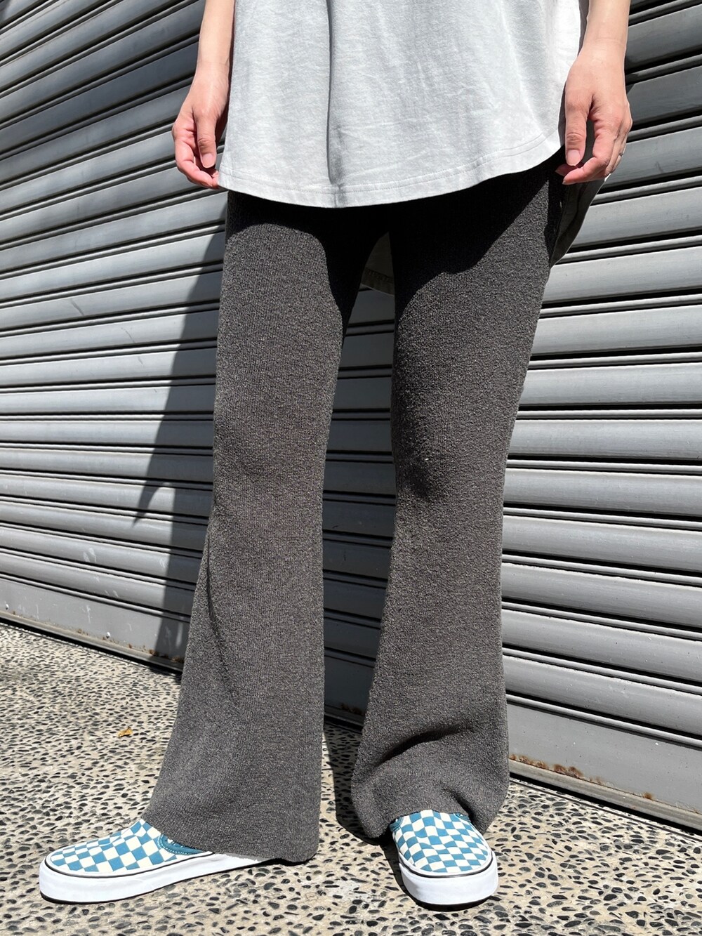 グリーン系のTシャツ/カットソー、グレー系のその他パンツ、ブルー系のスニーカーを着用したレディースの春コーディネートの6枚目の写真