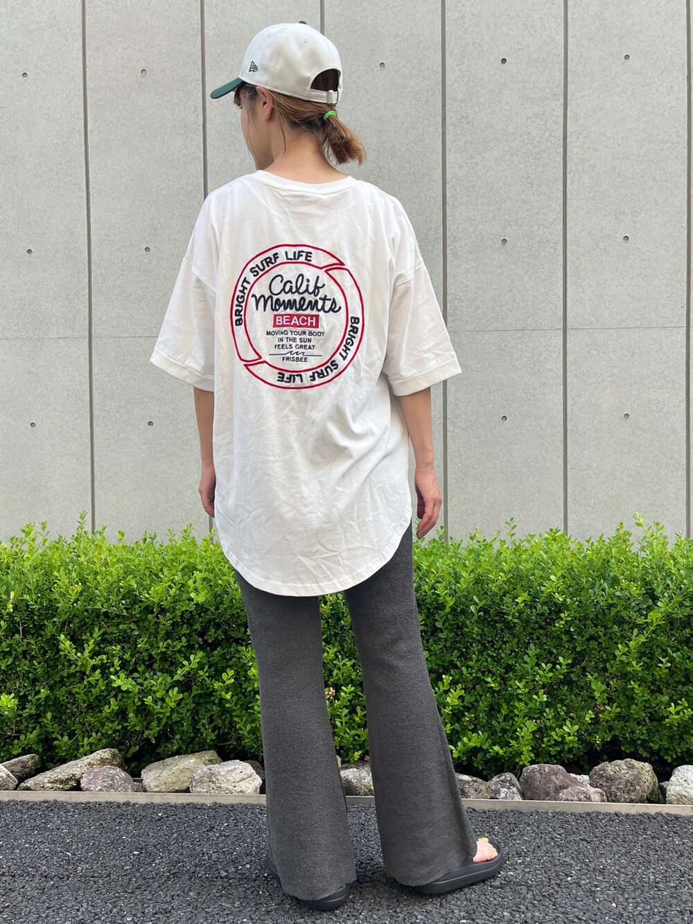 「休日スタイル、おしゃ見えテクニック、ロゴT、シンプル、白Tシャツ、サンダル、キャップ、ニューエラ、ビーサン、ニットパンツ、夏服、キャップ女子、大人カジュアル、ママコーデ、ラクチンコーデ」｜「anap mimpiのサーフ サークル刺繍 コットン ビッグ Tシャツ 半袖（Tシャツ/カットソー、ホワイト系）」を使った、Nakamuraさん（レディース・157cm）の夏コーディネートの2枚目の写真