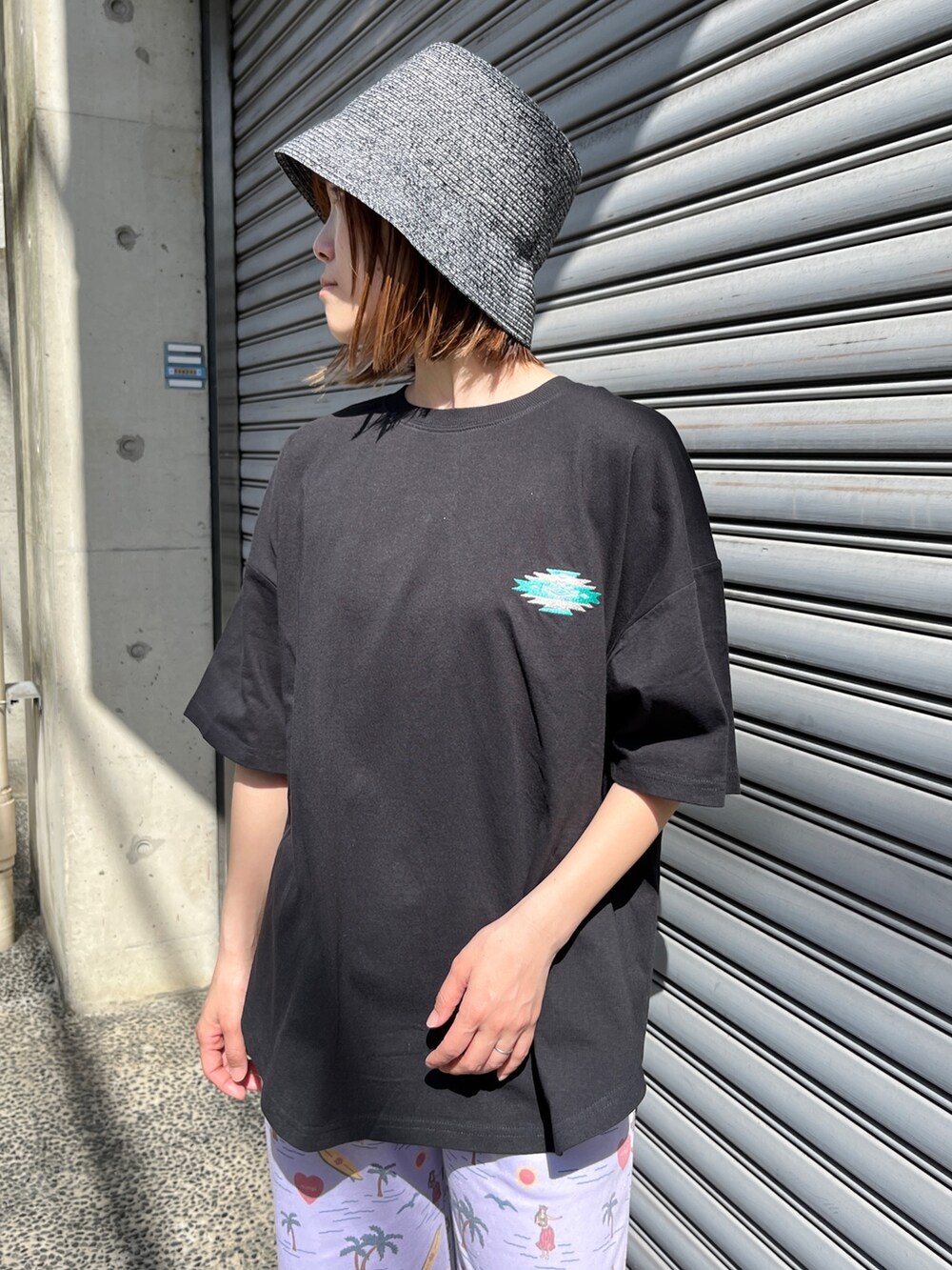 「リラックススタイル、リラックスパンツ、アロハ柄、パープル、オルテガ、バックプリント、Tシャツ、ハット、スニーカー、コンバース、春夏コーデ、楽チンコーデ、ゆるコーデ、リラックスコーデ、カジュアルコーデ」｜「anap mimpiのオルテガ 刺繍 コットン ビッグ Tシャツ（Tシャツ/カットソー、ブラック系）」を使った、Nakamuraさん（レディース・157cm）の春コーディネートの4枚目の写真