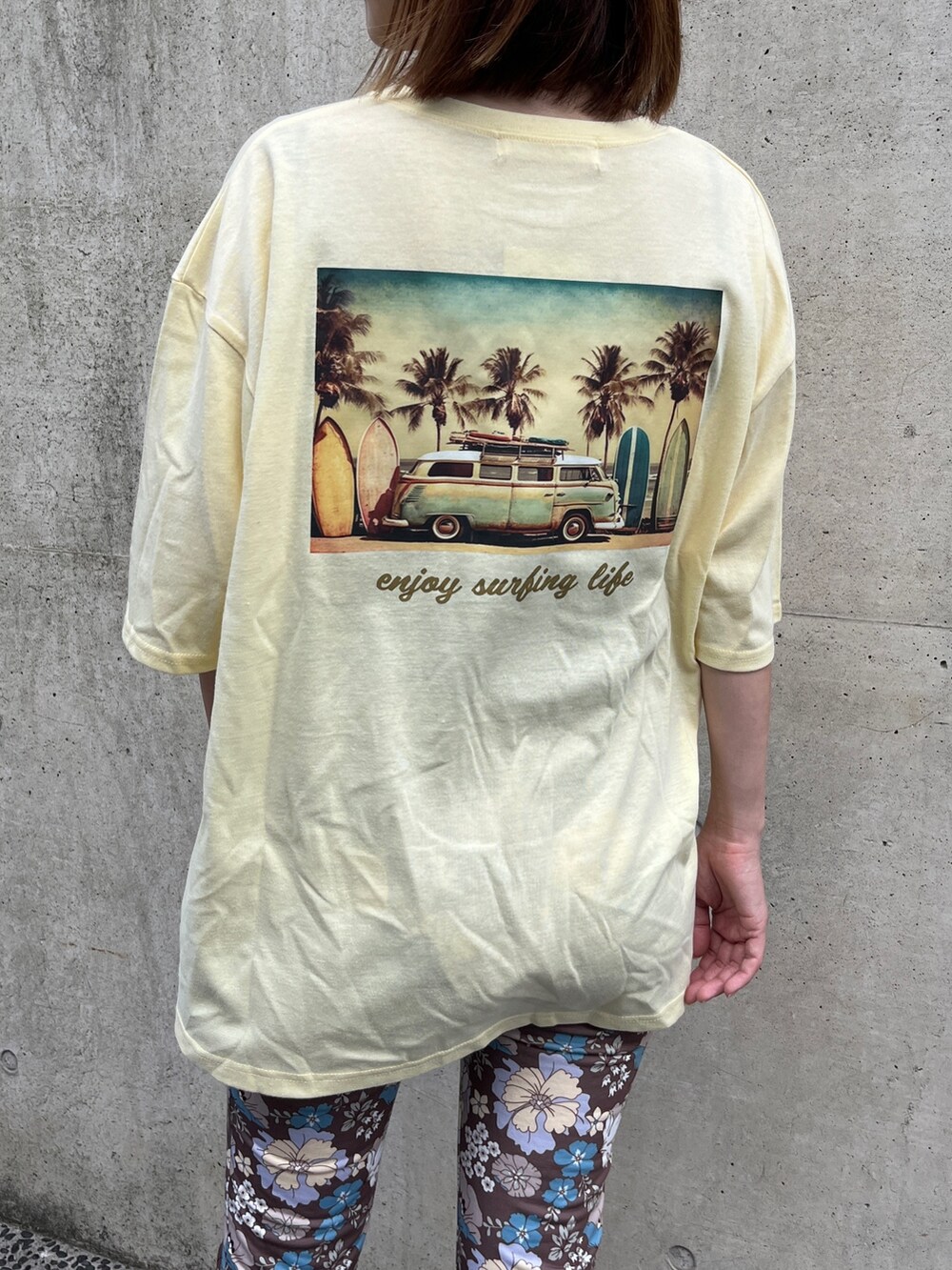 イエロー系のTシャツ/カットソー、ベージュ系のトートバッグ、ベージュ系のサンダルを着用したレディースの夏コーディネートの3枚目の写真