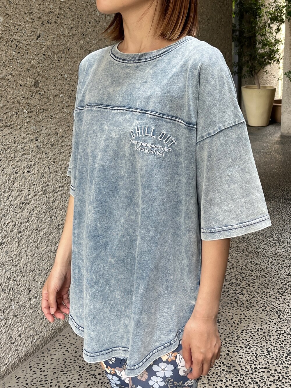 ホワイト系のスニーカー、ブルー系のTシャツ/カットソー、ベージュ系のトートバッグを着用したレディースの夏コーディネートの3枚目の写真
