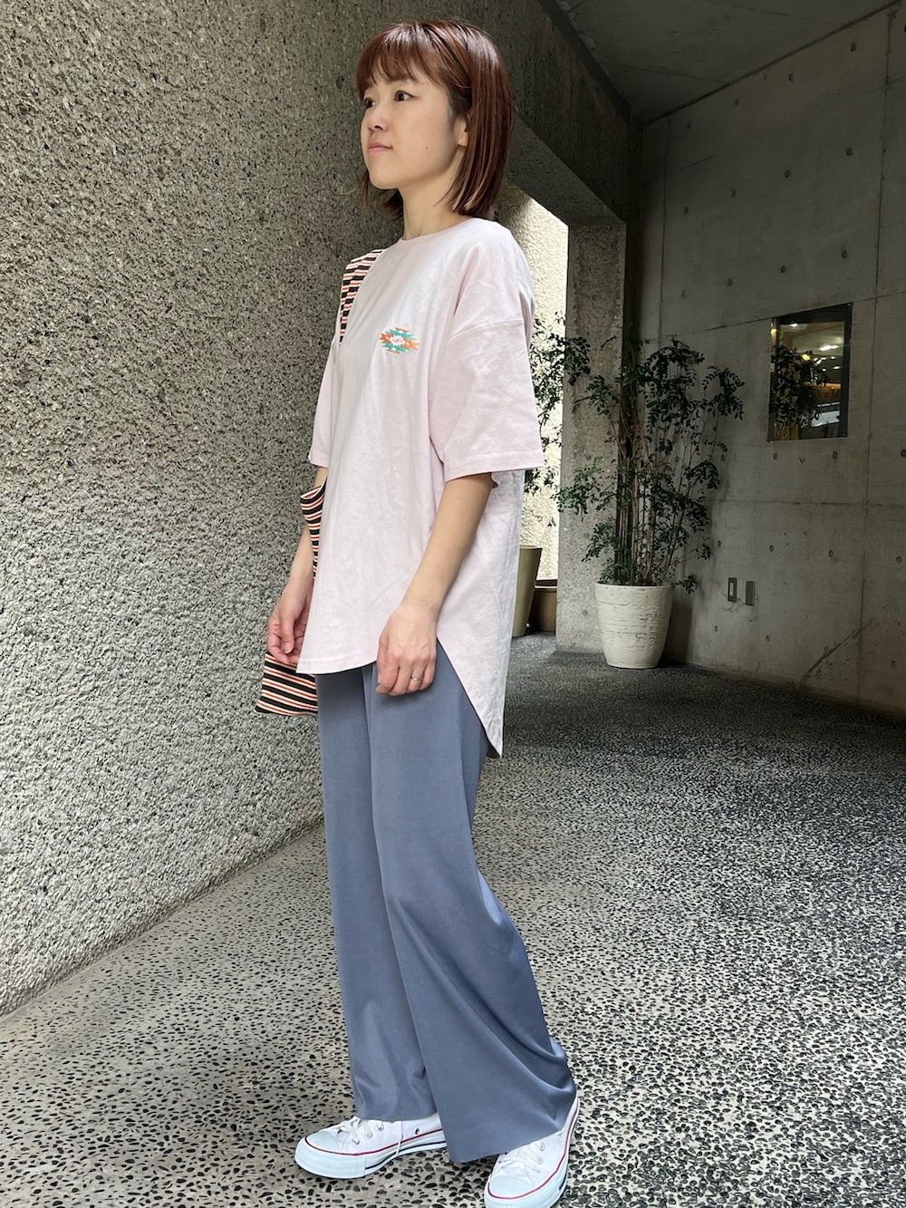 「トートバッグ、淡色コーデ、ゆるコーデ、ラクチンコーデ、ママコーデ、ピンクTシャツ、オルテガ、バックプリント、Tシャツ、春コーデ、春ファッション、春のNewスタイル、スニーカー、白スニーカー、コンバース」｜「CONVERSEのアイテム（スニーカー、ホワイト系）」を使った、Nakamuraさん（レディース・157cm）の春コーディネートの2枚目の写真