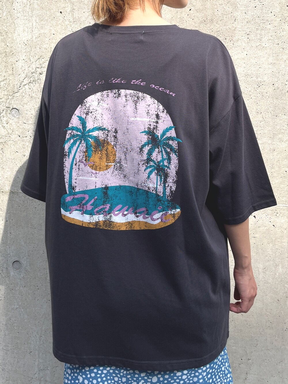 グレー系のTシャツ/カットソー、ブルー系のスカート、ブラック系のサンダルを着用したレディースの夏コーディネートの4枚目の写真