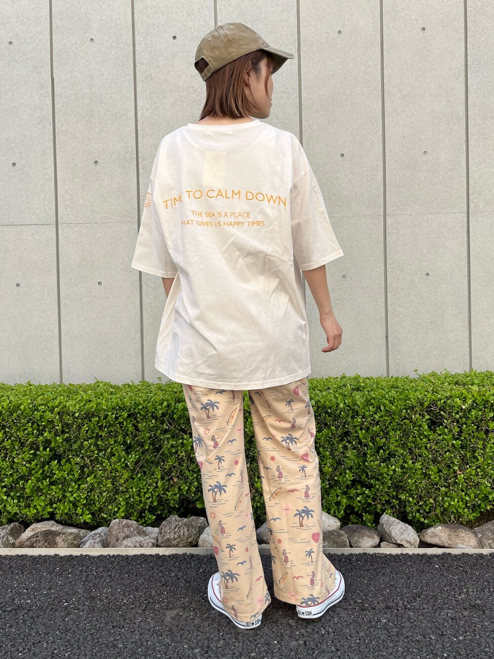 ベージュ系のその他パンツ、ホワイト系のスニーカー、ベージュ系のTシャツ/カットソーを着用したレディースの春コーディネートの2枚目の写真