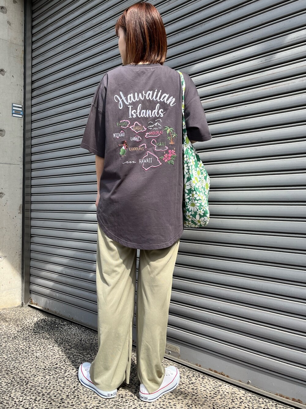 ホワイト系のスニーカー、グリーン系のその他パンツ、グレー系のTシャツ/カットソーを着用したレディースの春コーディネートの4枚目の写真