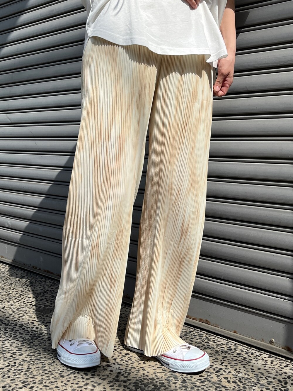 ホワイト系のTシャツ/カットソー、ベージュ系のパンツを着用したレディースの春コーディネートの5枚目の写真