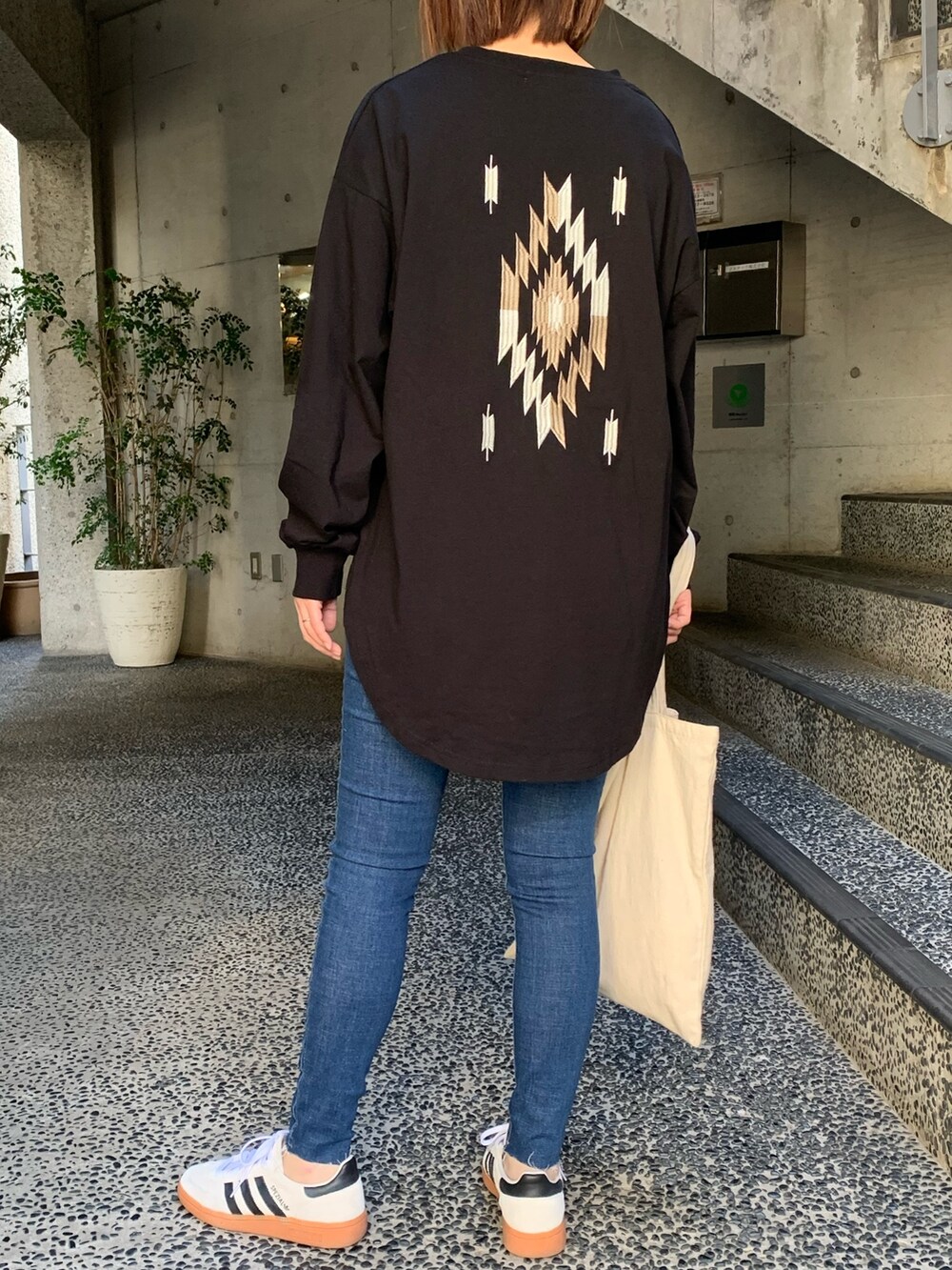 「オルテガ、スキニーデニム、スキニー、デニム、シンプルコーデ、スニーカー、adidas spezial、adidas、ロンT、パンツスタイル、トートバッグ、ラクチンコーデ、オルテガ柄、黒、バックプリント」｜「anap mimpiのオルテガ 刺繍 ラウンドヘム 長袖 ロンT（Tシャツ/カットソー、ブラック系）」を使った、Nakamuraさん（レディース・157cm）の春コーディネートの3枚目の写真
