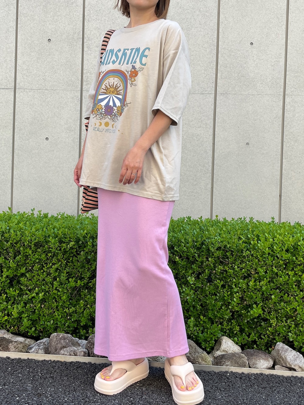 「レイヤードスタイル、夏コーデ、夏だ！Tシャツ着よう！、プチプラ、トートバッグ、スカート、タイトスカート、ボーダー、厚底サンダル、バックプリント、ベージュTシャツ、ピンク、ピンクコーデ、きれいめカジュアル、お出かけコーデ」｜「anap mimpiのSUN＆FLOWERプリント 半袖 ビッグ Tシャツ（Tシャツ/カットソー、ベージュ系）」を使った、Nakamuraさん（レディース・157cm）の夏コーディネートの2枚目の写真