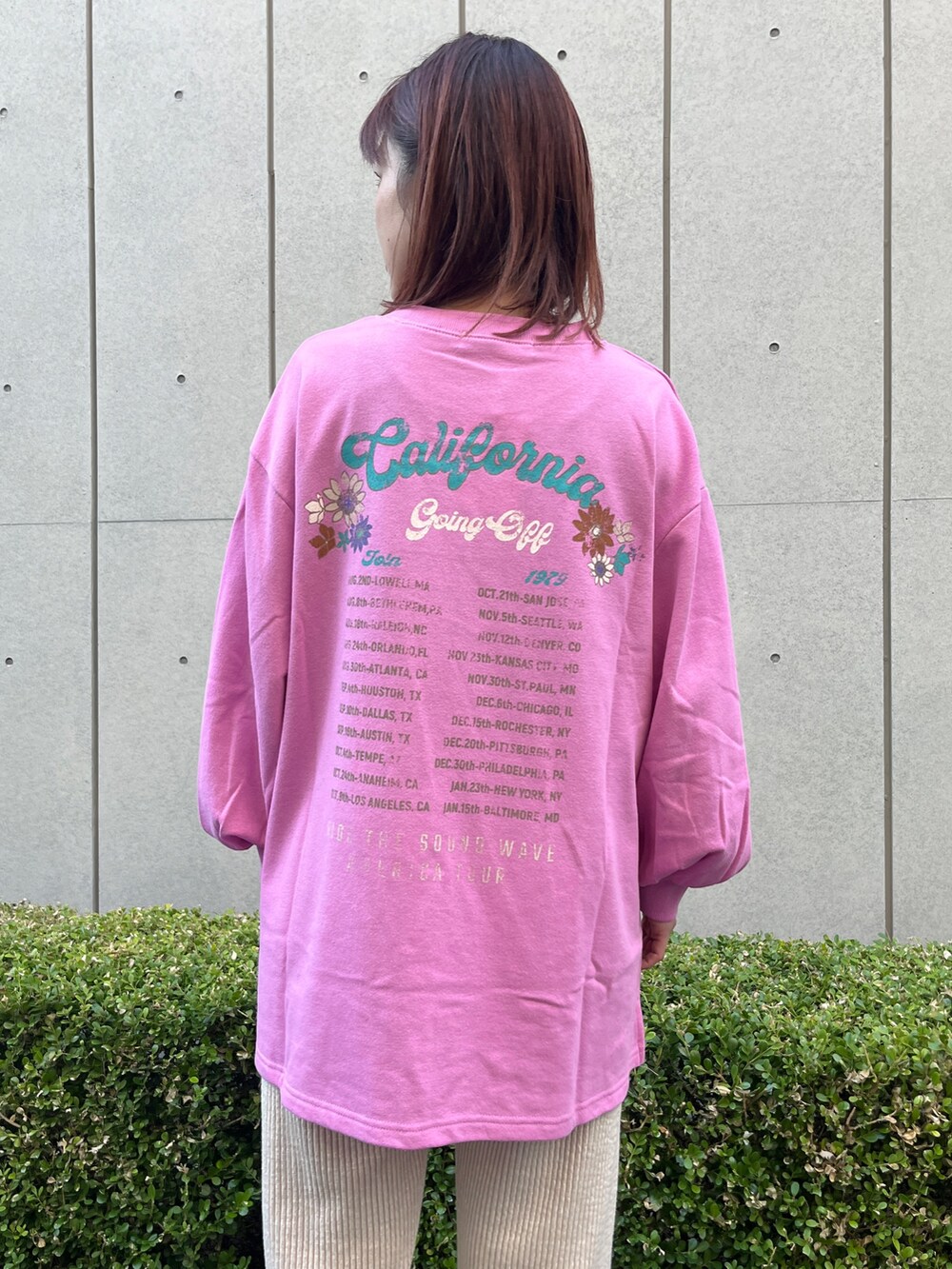 ピンク系のスウェット、ベージュ系のその他パンツ、ブラック系のスニーカーを着用したレディースの秋コーディネートの3枚目の写真