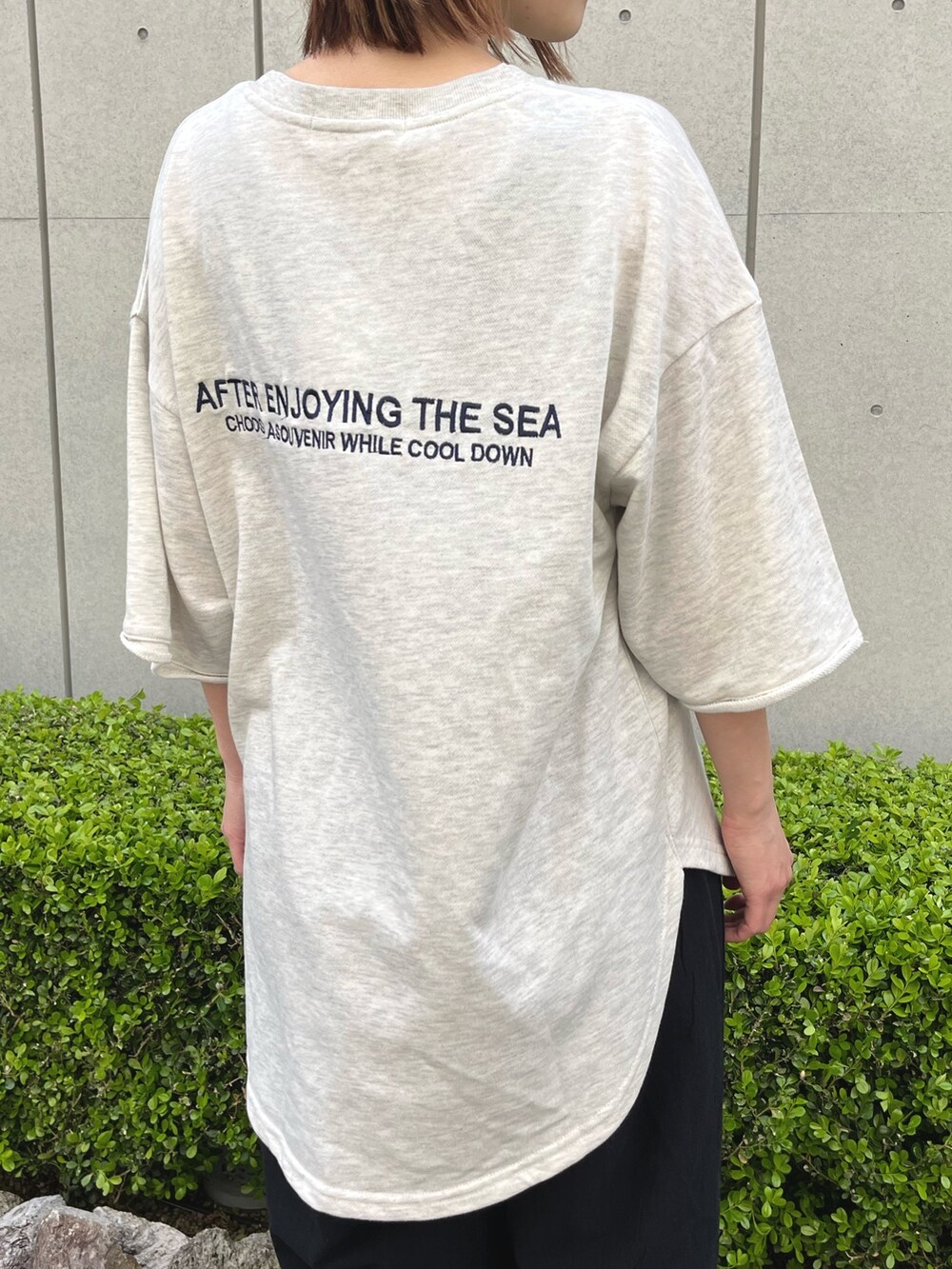 ブラック系のその他パンツ、ホワイト系のTシャツ/カットソー、イエロー系のスニーカーを着用したレディースの春コーディネートの5枚目の写真