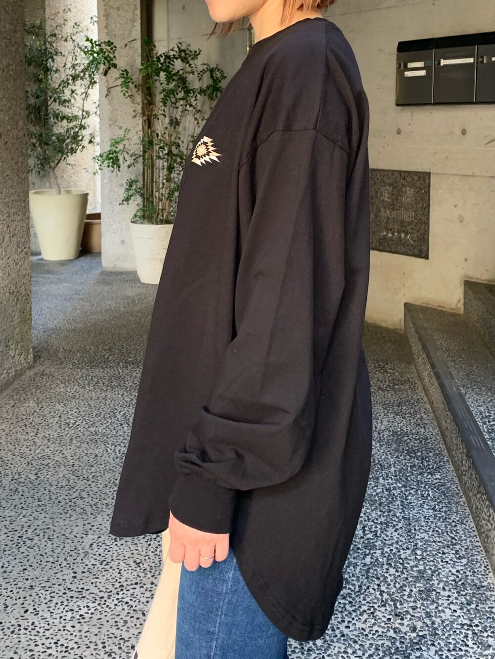 「オルテガ、スキニーデニム、スキニー、デニム、シンプルコーデ、スニーカー、adidas spezial、adidas、ロンT、パンツスタイル、トートバッグ、ラクチンコーデ、オルテガ柄、黒、バックプリント」｜「anap mimpiのオルテガ 刺繍 ラウンドヘム 長袖 ロンT（Tシャツ/カットソー、ブラック系）」を使った、Nakamuraさん（レディース・157cm）の春コーディネートの5枚目の写真