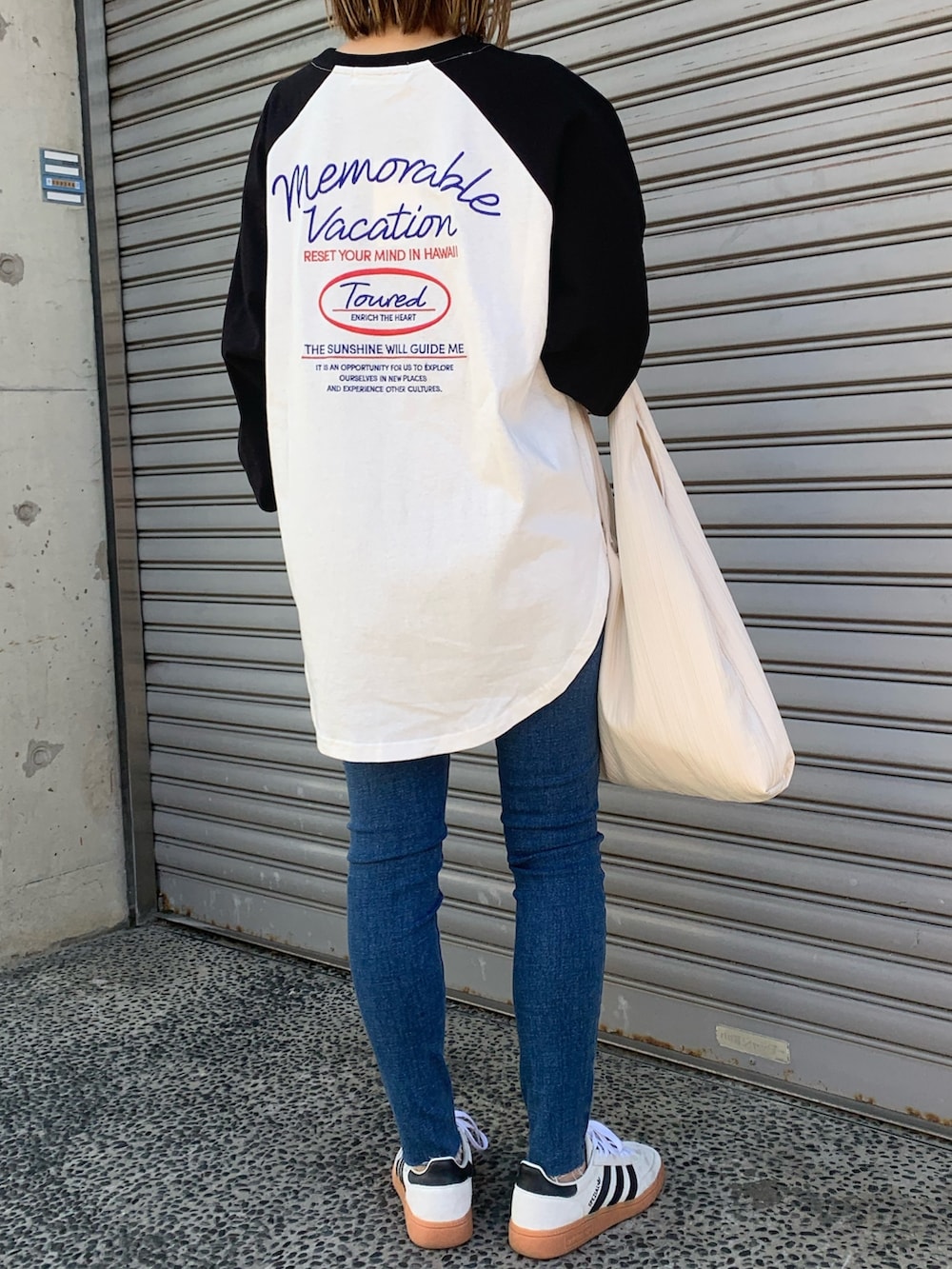 「休日スタイル、カジュアルコーデ、シンプルコーデ、デニム、スニーカー、春コーデ、スキニーデニム、ラグランTシャツ、adidas spezial、プチプラ、大人カジュアル、ママコーデ、mimpi、刺繍トップス、楽チンコーデ」｜「anap mimpiのメッセージ刺繍 ラグラン 配色 長袖 ロンT（Tシャツ/カットソー、ホワイト系）」を使った、Nakamuraさん（レディース・157cm）の春コーディネートの3枚目の写真