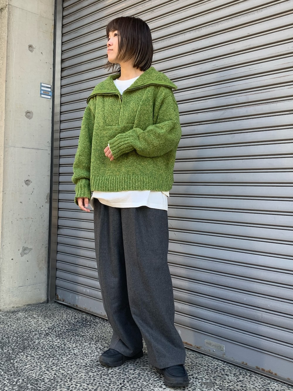 ブラック系のブルゾン、イエロー系のニット/セーター、ブラック系のシューズを着用したレディースの冬コーディネートの4枚目の写真