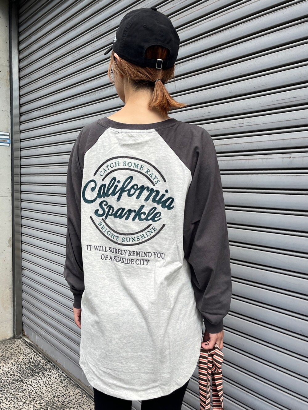 「秋っぽコーデ更新中、キャップ、モノトーン、プチプラ、スニーカー、シンプルスタイル、スキニーパンツ、ブラックスキニー、ラグランTシャツ、ロンT、秋コーデ、トートバッグ、ニューエラ、ラクチンコーデ、カジュアルコーデ」｜「ANAPのリングジップストレッチスキニーパンツ（その他パンツ、ブラック系）」を使った、Nakamuraさん（レディース・157cm）の秋コーディネートの4枚目の写真
