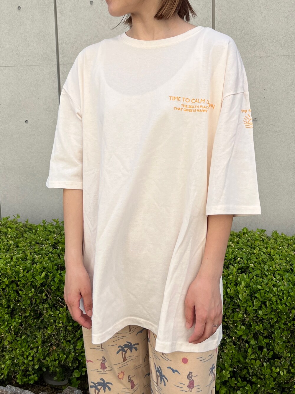 ベージュ系のその他パンツ、ホワイト系のスニーカー、ベージュ系のTシャツ/カットソーを着用したレディースの春コーディネートの3枚目の写真
