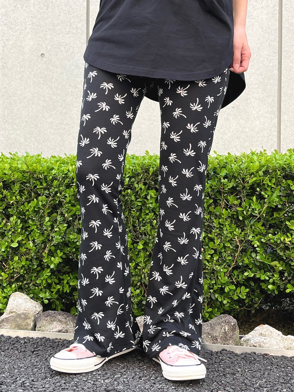 ピンク系のスニーカー、ブラック系のTシャツ/カットソー、ブラック系のその他パンツを着用したレディースの春コーディネートの7枚目の写真