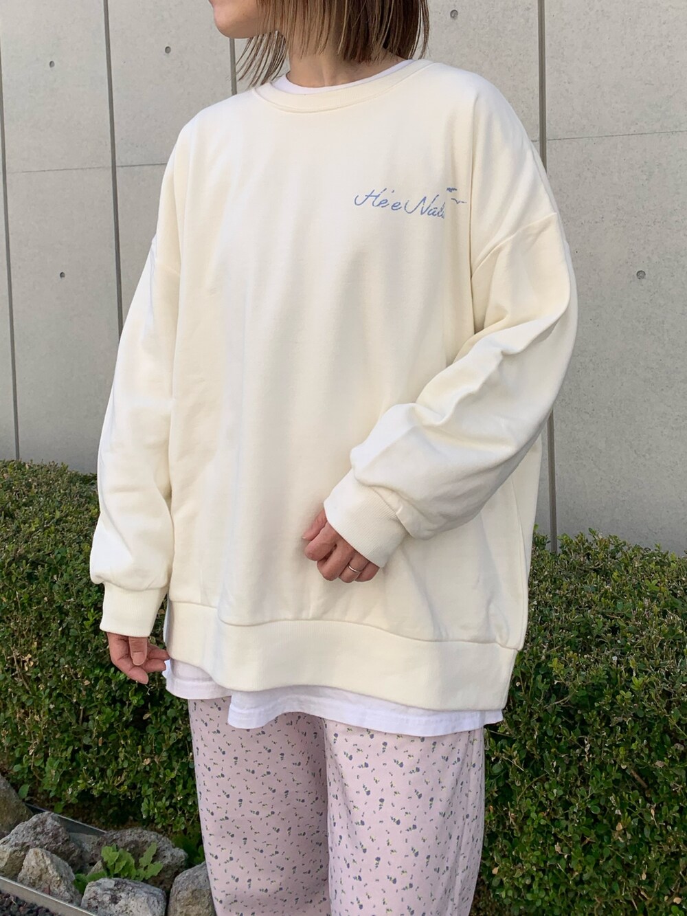 「小花柄、スウェット、スウェットパンツ、スウェットコーデ、淡色コーデ、春色、休日スタイル、スニーカー、adidas spezial、スニーカーコーデ、春カラー、楽チンコーデ、ロゴスウェット、バックプリント、ピンク」｜「anap mimpiのレトロハワイプリント 裏毛 スウェット トレーナー（スウェット、ホワイト系）」を使った、Nakamuraさん（レディース・157cm）の冬コーディネートの4枚目の写真