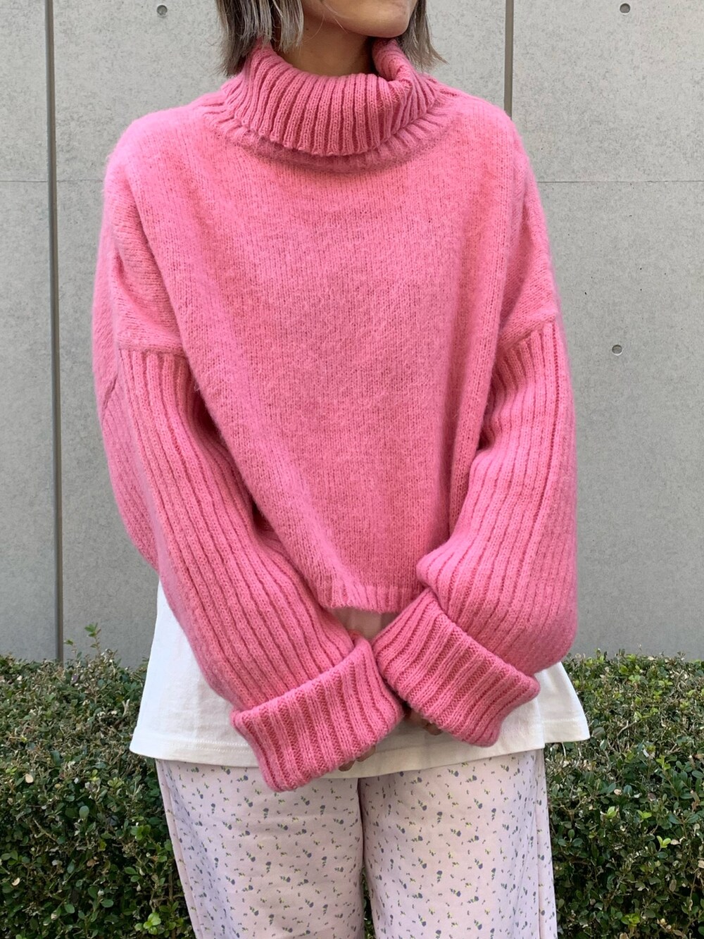 ピンク系のニット/セーター、ピンク系のスウェットパンツ、ホワイト系のスニーカーを着用したレディースの冬コーディネートの4枚目の写真