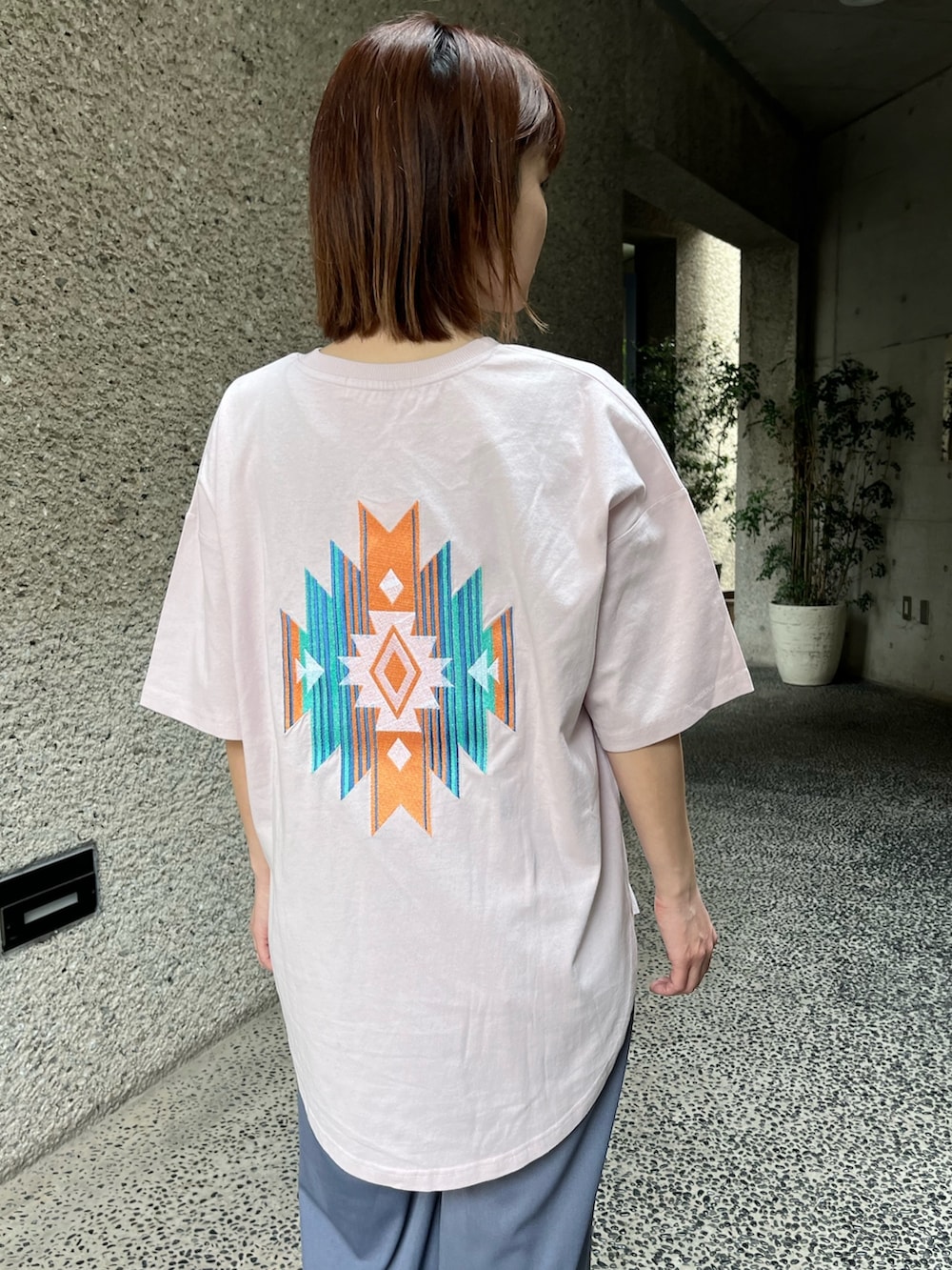 「トートバッグ、淡色コーデ、ゆるコーデ、ラクチンコーデ、ママコーデ、ピンクTシャツ、オルテガ、バックプリント、Tシャツ、春コーデ、春ファッション、春のNewスタイル、スニーカー、白スニーカー、コンバース」｜「CONVERSEのアイテム（スニーカー、ホワイト系）」を使った、Nakamuraさん（レディース・157cm）の春コーディネートの5枚目の写真