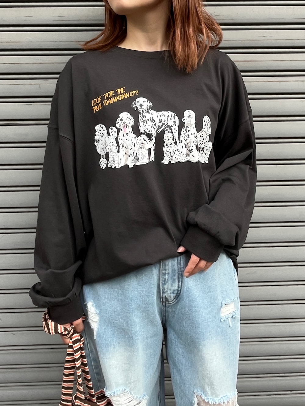 ブラック系のTシャツ/カットソー、ブラウン系のトートバッグ、ブラック系のスニーカーを着用したレディースの夏コーディネートの3枚目の写真