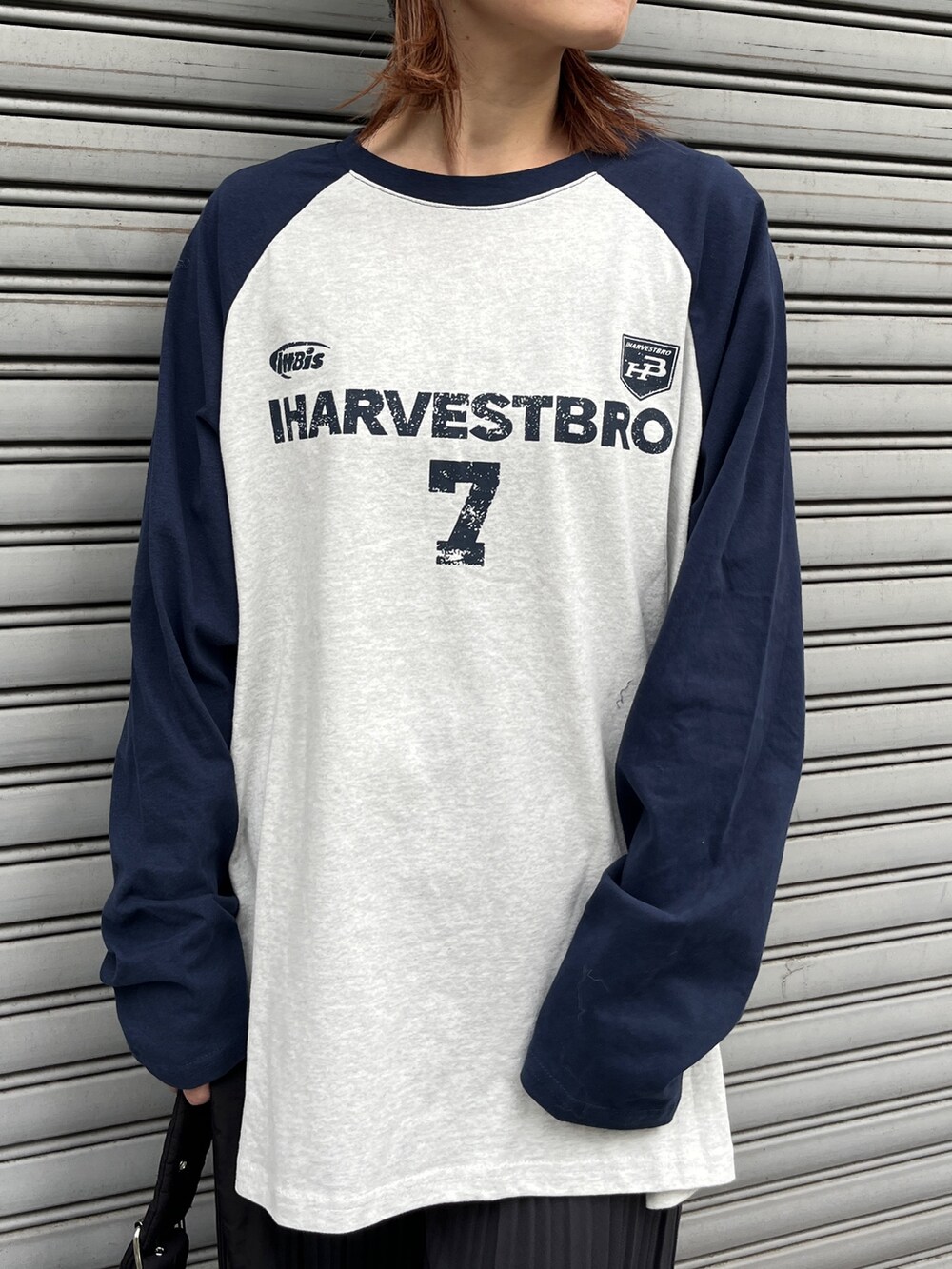 ブルー系のTシャツ/カットソー、ブラック系のスニーカー、ブラック系のショルダーバッグを着用したレディースの秋コーディネートの2枚目の写真