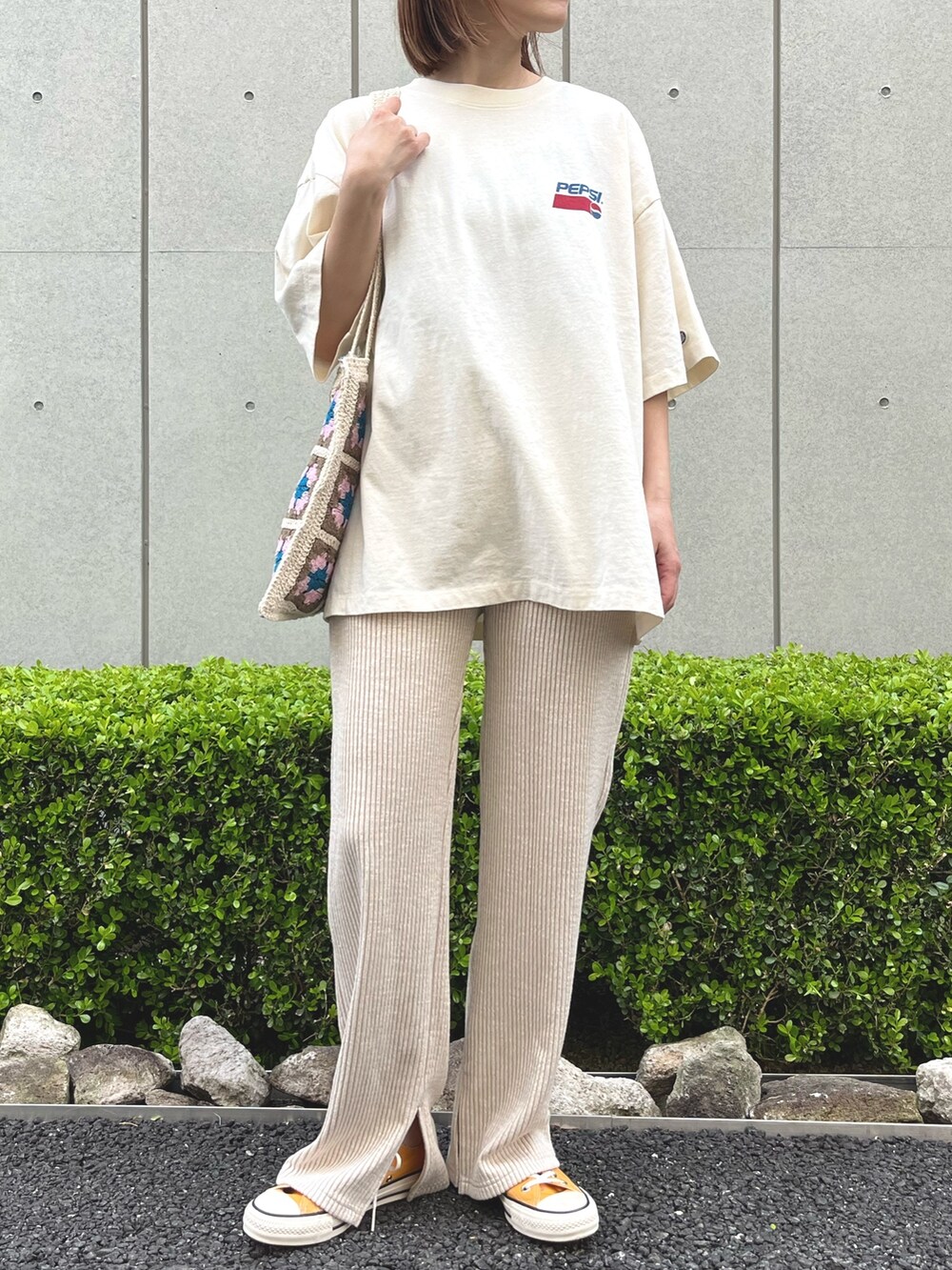 ホワイト系のシャツ/ブラウス、ベージュ系のその他パンツ、イエロー系のスニーカーを着用したレディースの春コーディネートの5枚目の写真