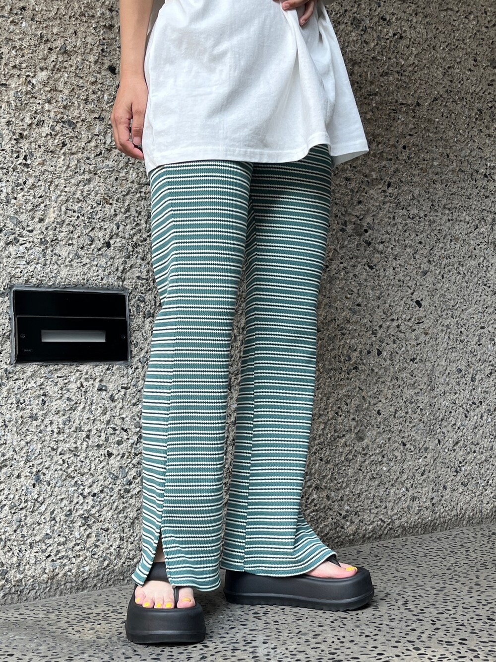 「レイヤードスタイル、夏コーデ、夏だ！Tシャツ着よう！、ボーダー、プチプラ、トートバッグ、サンダル、厚底シューズ、オトナカジュアル、Tシャツコーデ、着回しコーデ、シンプルコーデ、ロゴT、ラフ、休日コーデ」｜「anap mimpiのCALIFORNIA 刺繍 コットン ビッグ 半袖 Tシャツ（Tシャツ/カットソー、ホワイト系）」を使った、Nakamuraさん（レディース・157cm）の夏コーディネートの5枚目の写真